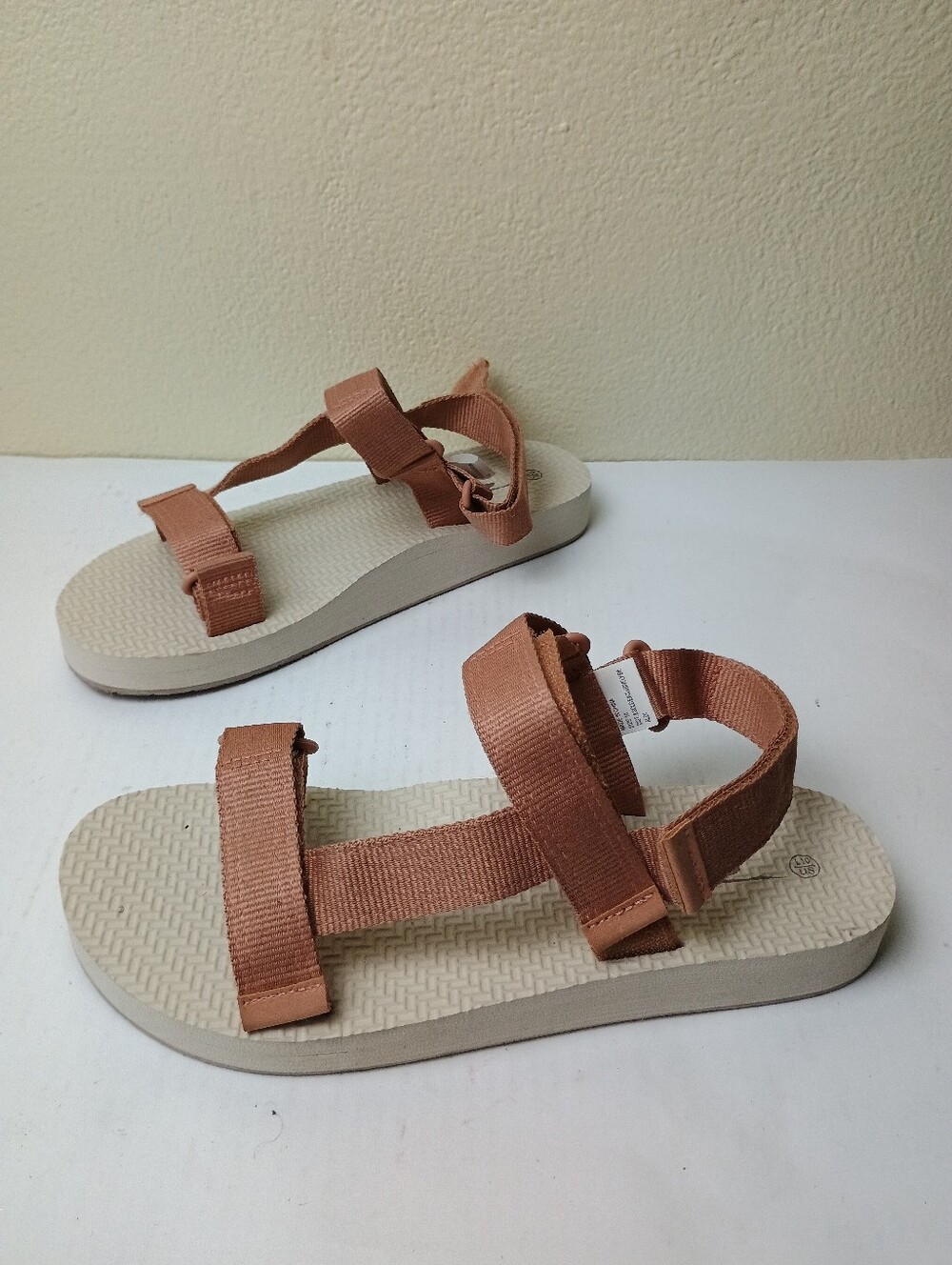 Womenβs Size 10 Adjustable High-end Strappy Outdoor Sandals in Terracotta